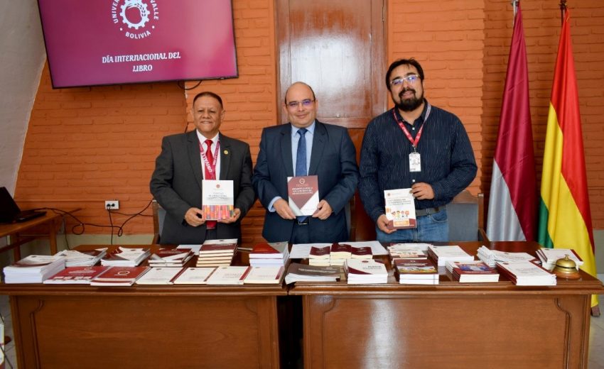 Entrega de libros en el“Día Internacional del Libro y Derecho de Autor” para la biblioteca de la Universidad Privada del Valle (UNIVALLE) sede Sucre. 